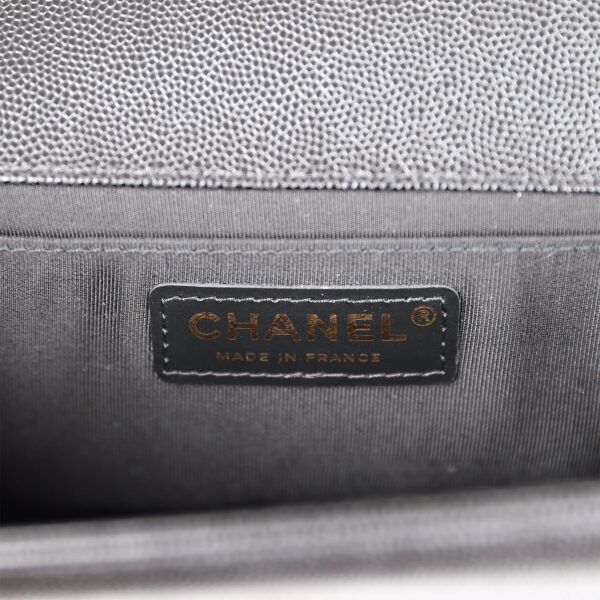 حقيبة متوسطة Chanel Boy أسود كافيار عتيق إكسسوارات معدنية ذهبية