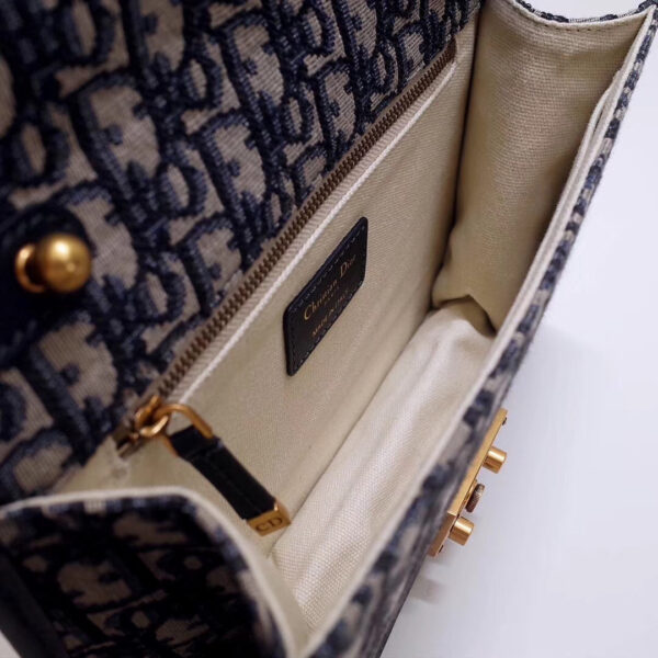 ea712cb54ac39cb12f90f3f533913f52 حقيبة Dior Dioraddict بغطاء بلون أزرق Oblique كانفاس