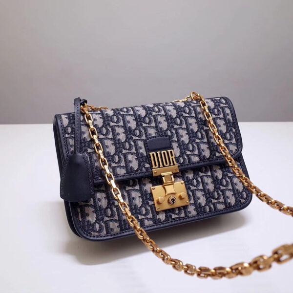 f664d3cd637d2ef96156491f23b180c0 حقيبة Dior Dioraddict بغطاء بلون أزرق Oblique كانفاس