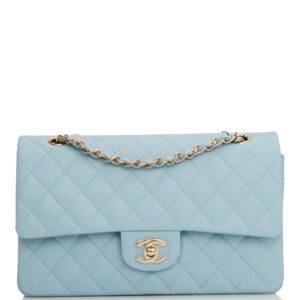 sac à double rabat CHANEL format moyen Classic bleu matelassé cuir caviar finitions dorées claires