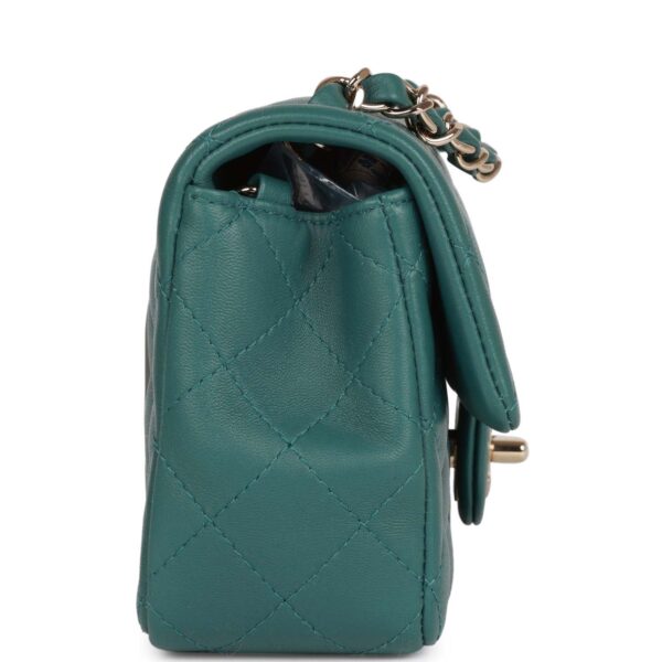 حقيبة صغيرة Chanel Rectangular بغطاء أخضر جلد خروف فاتح إكسسوارات معدنية ذهبية