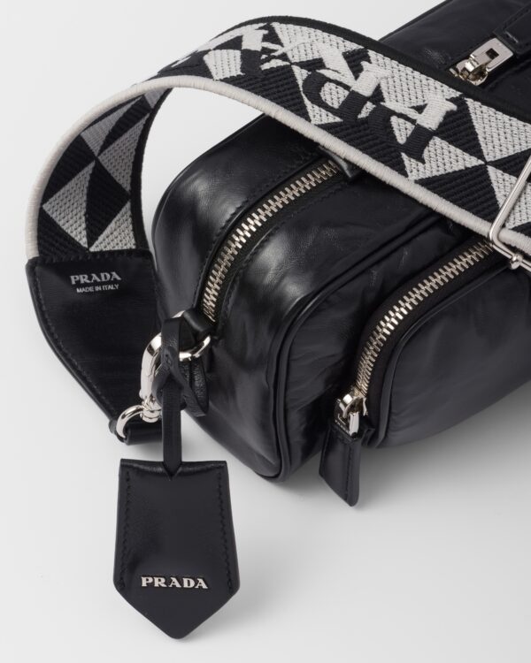 ffe6c1357462da19905d59de131c4cf5 Prada 纳帕皮革 复古 皮革 multi-pocket 肩背包
