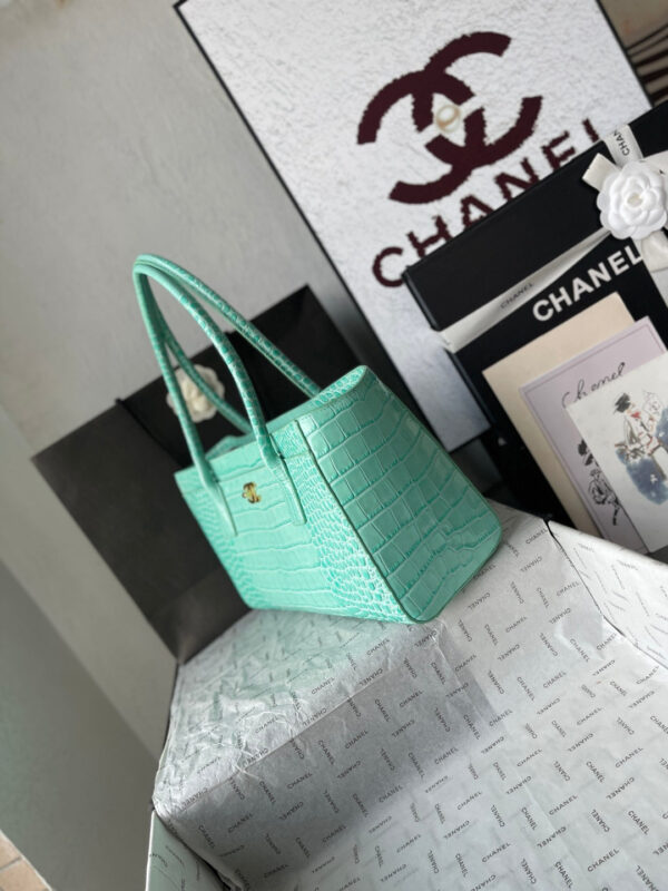 CHANEL 26S CERF TOTE BAG 39 IN MINT GREEN CALFSKIN CROCODILE EMBOSSED GOLD HARDWARE