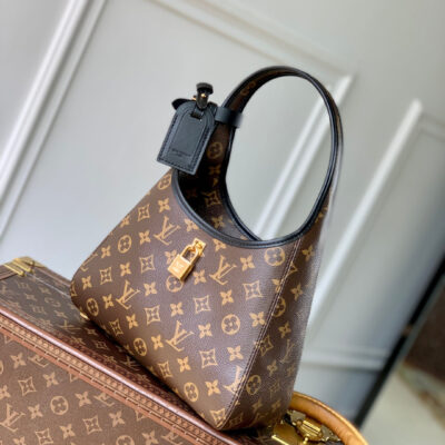 THE DROP PM 28 IN BROWN MONOGRAM COATED CANVAS AND CALFSKIN