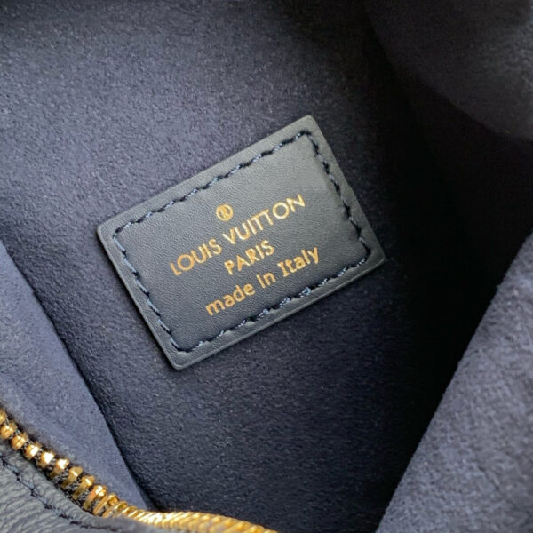 imgHD_4828b284_20250523_cmp_i1747986351064_2718_0_7_jpg SIDE TRUNK 23.5 IN NAVY BLUE CALFSKIN SLOCK GOLD