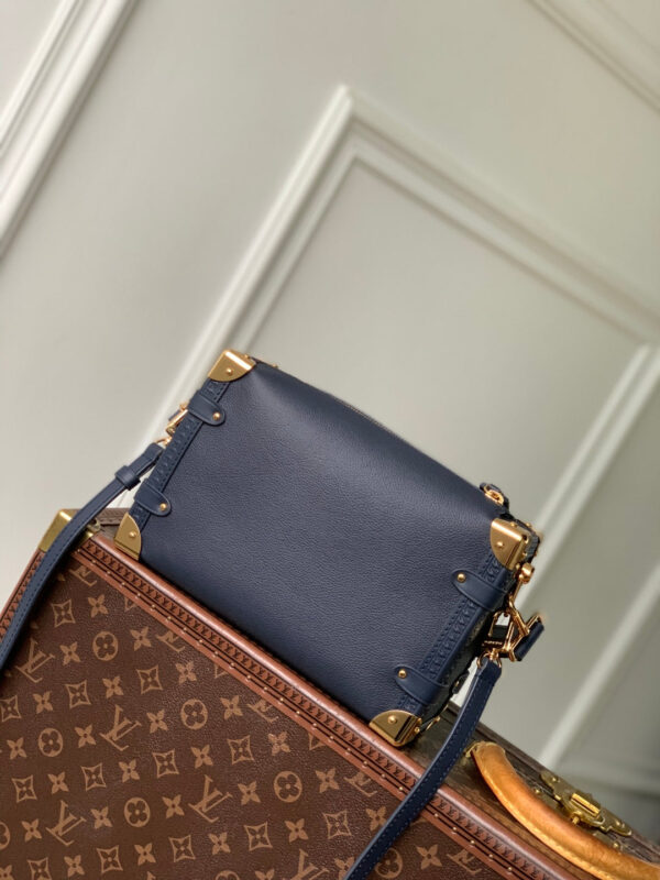 imgHD_4828b284_20250523_cmp_i1747986351071_4430_0_2_jpg SIDE TRUNK 23.5 IN NAVY BLUE CALFSKIN SLOCK GOLD