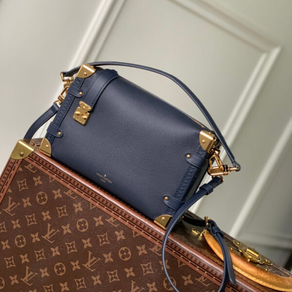imgHD_4828b284_20250523_cmp_i1747986356084_8642_0_0_jpg SIDE TRUNK 23.5 IN NAVY BLUE CALFSKIN SLOCK GOLD