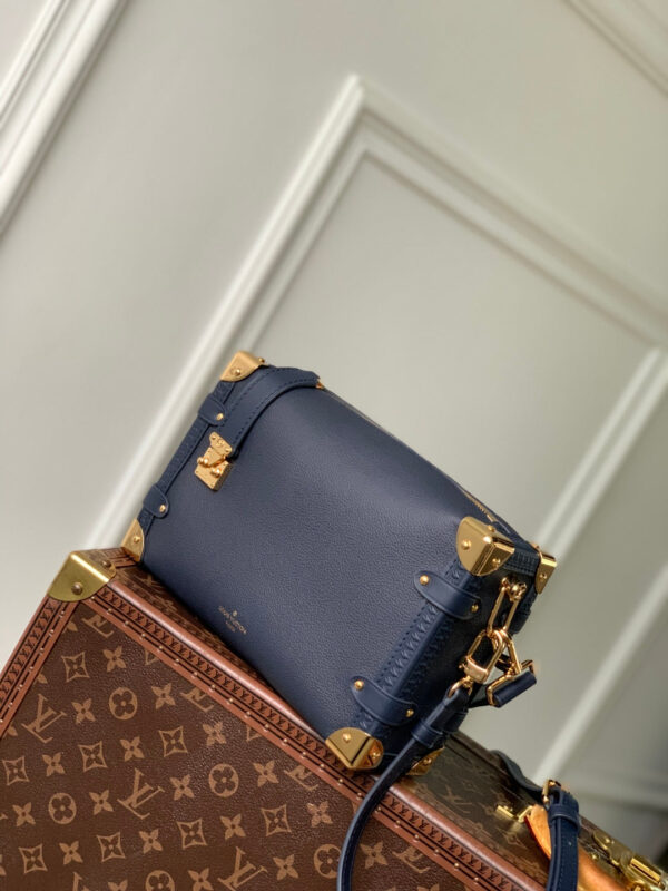 imgHD_4828b284_20250523_cmp_i1747986356089_6310_0_1_jpg SIDE TRUNK 23.5 IN NAVY BLUE CALFSKIN SLOCK GOLD