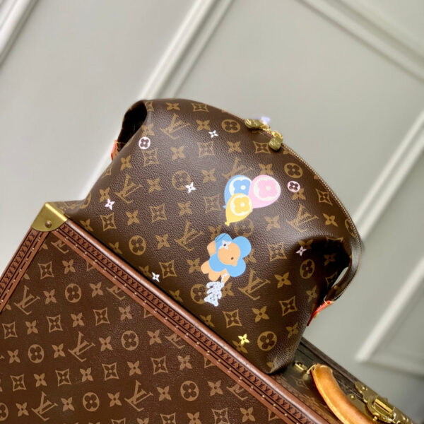 imgHD_4828b284_20250525_cmp_i1748159932617_7240_0_0_jpg VIVIENNE 27 IN BROWN MONOGRAM COATED CANVAS GOLD LOCK