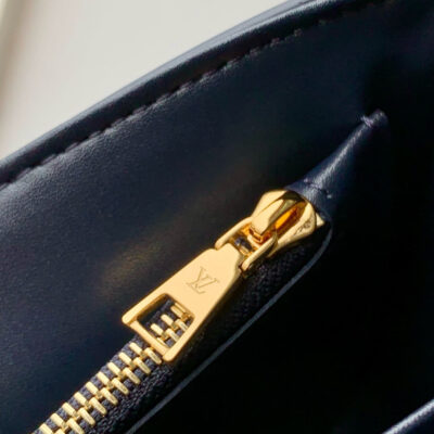 imgHD_4828b284_20250531_cmp_i1748676856605_2737_0_6_jpg TWIST SLIM 19 IN NAVY BLUE TAURILLON CALFSKIN GOLD HARDWARE