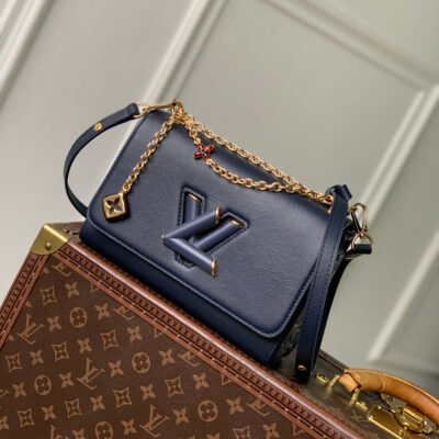 imgHD_4828b284_20250531_cmp_i1748676856614_2064_0_0_jpg TWIST SLIM 19 IN NAVY BLUE TAURILLON CALFSKIN GOLD HARDWARE
