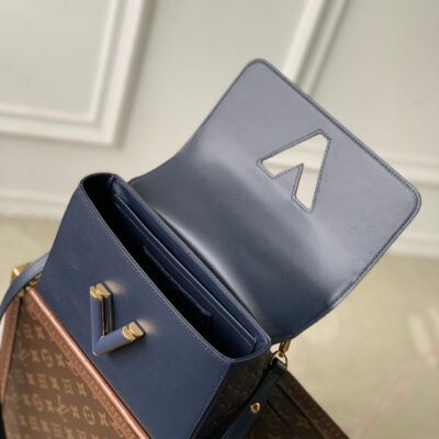 imgHD_4828b284_20250531_cmp_i1748676860009_3998_0_8_jpg TWIST SLIM 19 IN NAVY BLUE TAURILLON CALFSKIN GOLD HARDWARE