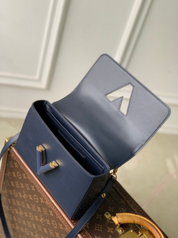 imgHD_4828b284_20250531_cmp_i1748676860009_3998_0_8_jpg TWIST SLIM 19 IN NAVY BLUE TAURILLON CALFSKIN GOLD HARDWARE