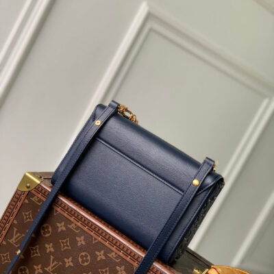 imgHD_4828b284_20250531_cmp_i1748676860025_5166_0_2_jpg TWIST SLIM 19 IN NAVY BLUE TAURILLON CALFSKIN GOLD HARDWARE