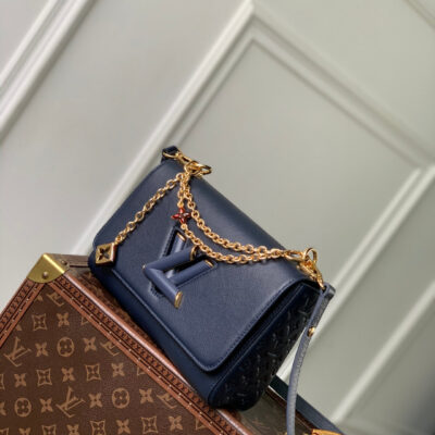 imgHD_4828b284_20250531_cmp_i1748676860027_4890_0_1_jpg TWIST SLIM 19 IN NAVY BLUE TAURILLON CALFSKIN GOLD HARDWARE