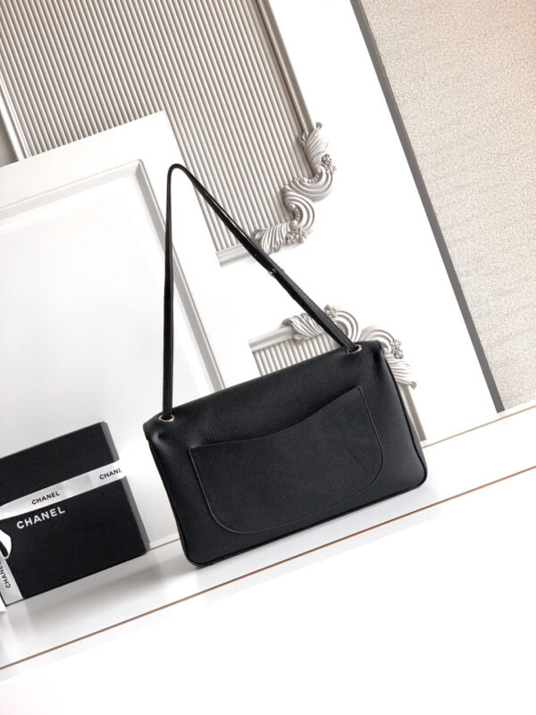 CHANEL 26S SOUPLISSIMO MAXI FLAP MEDIUM 32 IN BLACK GRAINED CALFSKIN SILVER HARDWARE