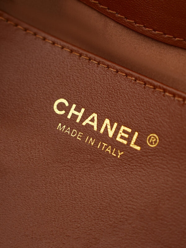 CHANEL 25S SHOULDER BAG 32 IN CARAMEL BROWN RAFFIA AND CALFSKIN GOLD HARDWARE