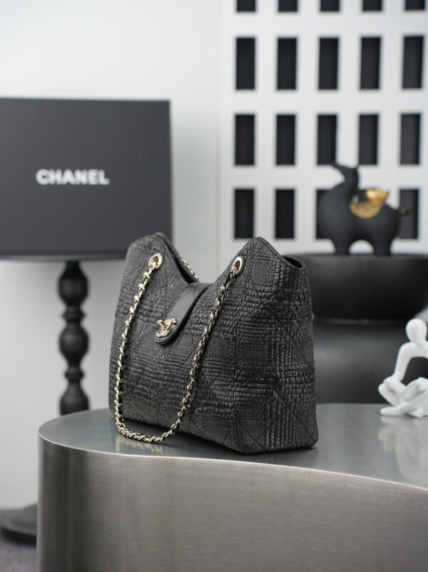imgHD_f0893979_20260522_cmp_i1779441448149_4282_0_1_jpg CHANEL 25S SHOULDER BAG 32 IN BLACK RAFFIA AND CALFSKIN GOLD HARDWARE