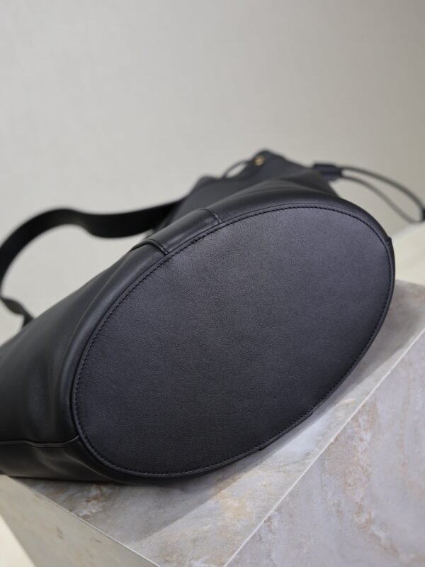 YSL 25S Y LARGE HOBO 50 IN BLACK CALFSKIN GOLD HARDWARE