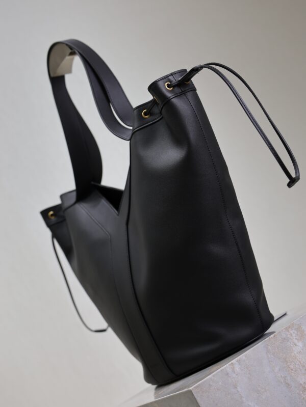 YSL 25S Y LARGE HOBO 50 IN BLACK CALFSKIN GOLD HARDWARE