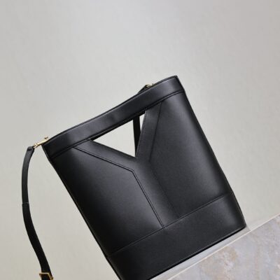 YSL 25S Y SMALL BUCKET 29 IN BLACK CALFSKIN GOLD HARDWARE