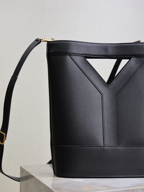 imgHD_f8c0bdc9_20250703_i1751528081688_7576_0_4_jpg YSL 25S Y SMALL BUCKET 29 IN BLACK CALFSKIN GOLD HARDWRE