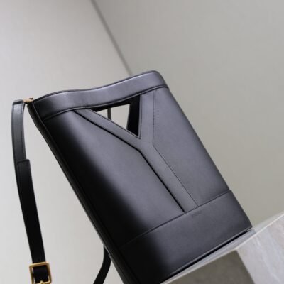 YSL 25S Y SMALL BUCKET 29 IN BLACK CALFSKIN GOLD HARDWARE
