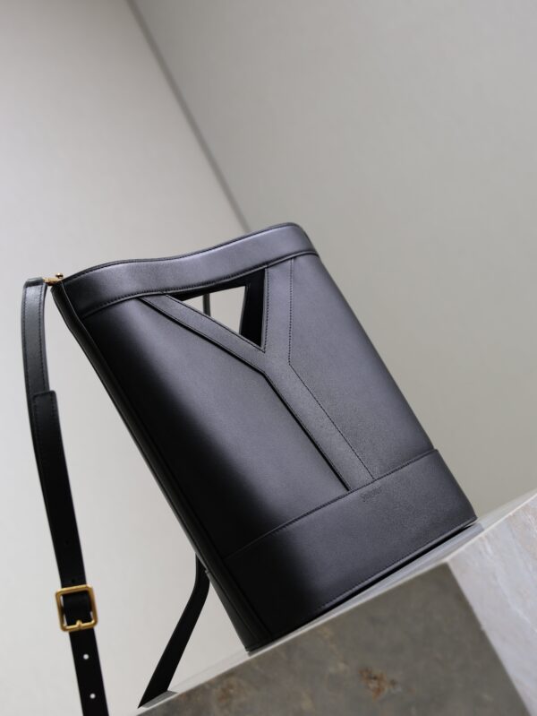 YSL 25S Y SMALL BUCKET 29 IN BLACK CALFSKIN GOLD HARDWARE