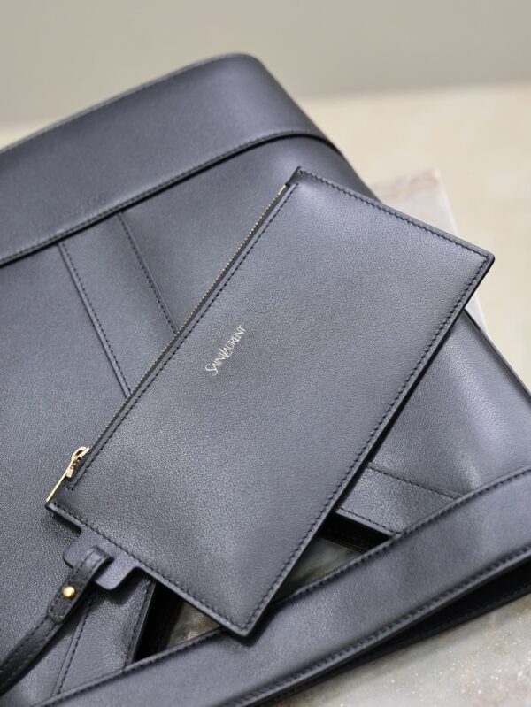 YSL 25S Y SMALL BUCKET 29 IN BLACK CALFSKIN GOLD HARDWARE