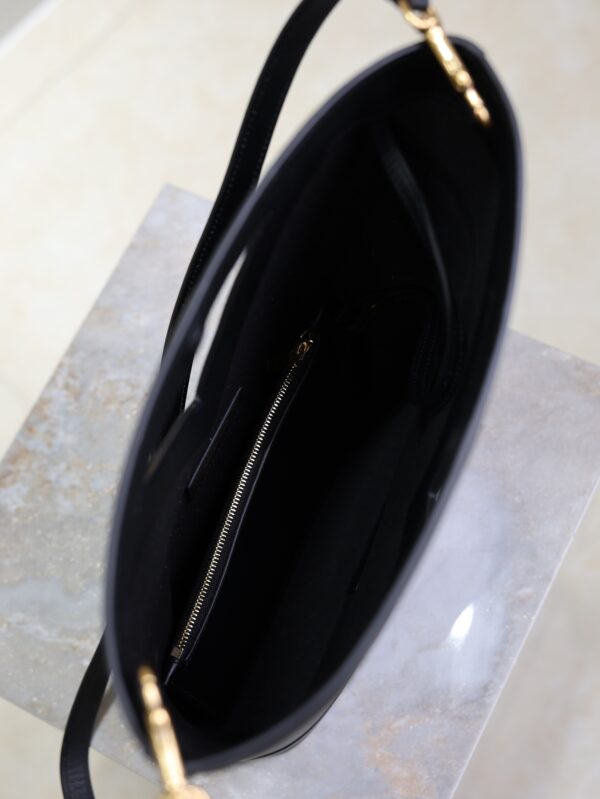 YSL 25S Y SMALL BUCKET 29 IN BLACK CALFSKIN GOLD HARDWARE