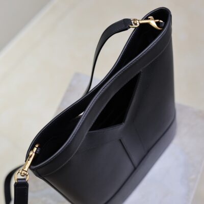 imgHD_f8c0bdc9_20250703_i1751528084490_5879_0_5_jpg YSL 25S Y SMALL BUCKET 29 IN BLACK CALFSKIN GOLD HARDWRE