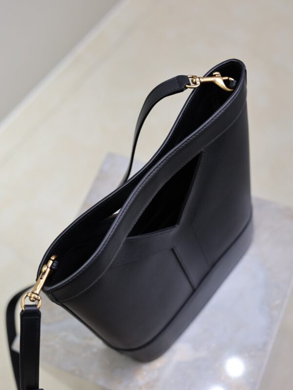 imgHD_f8c0bdc9_20250703_i1751528084490_5879_0_5_jpg YSL 25S Y SMALL BUCKET 29 IN BLACK CALFSKIN GOLD HARDWRE
