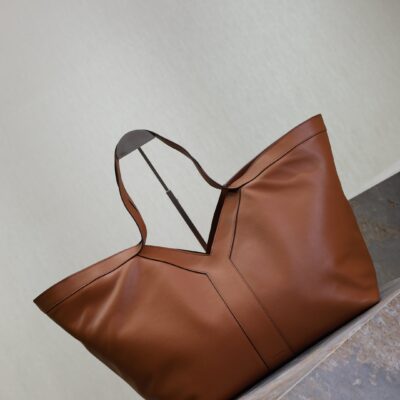 YSL 25S Y TOTE 50 IN CARAMEL CALFSKIN GOLD HARDWARE
