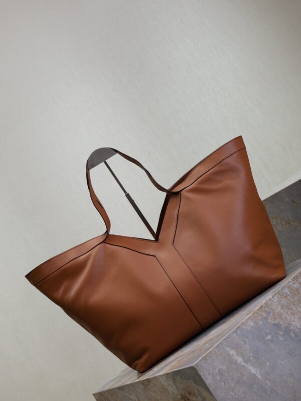 YSL 25S Y TOTE 50 IN CARAMEL CALFSKIN GOLD HARDWARE