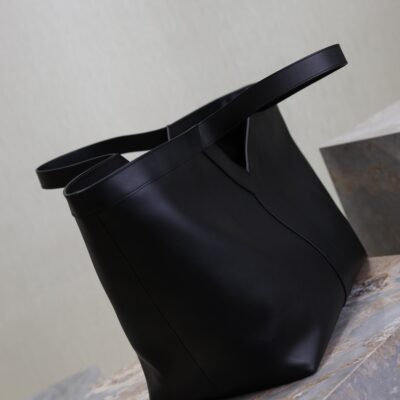 YSL 25S Y TOTE 50 IN BLACK CALFSKIN GOLD HARDWARE