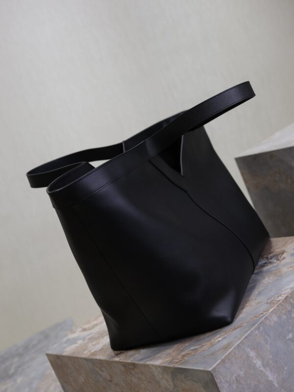YSL 25S Y TOTE 50 IN BLACK CALFSKIN GOLD HARDWARE