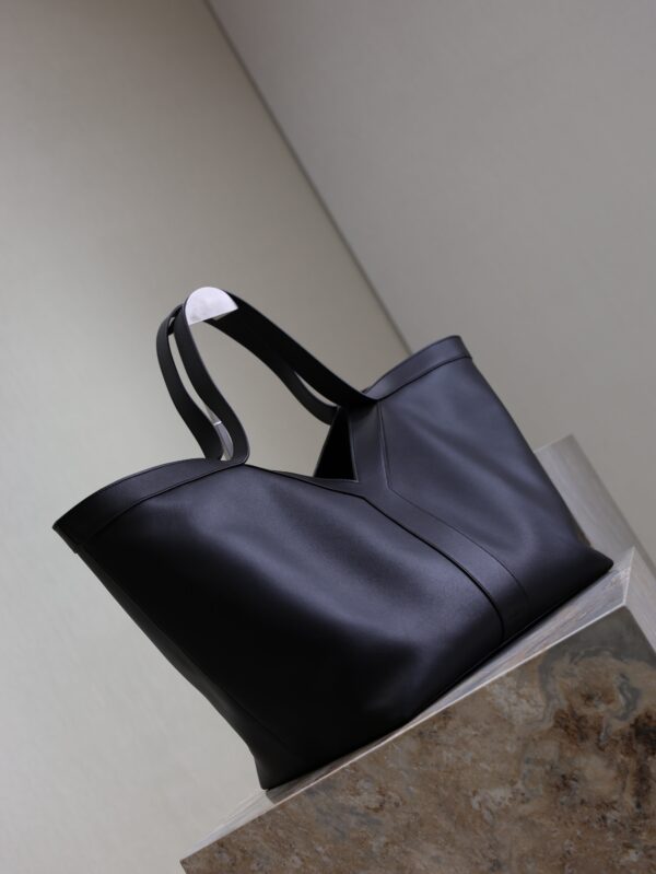 YSL 25S Y TOTE 50 IN BLACK CALFSKIN GOLD HARDWARE