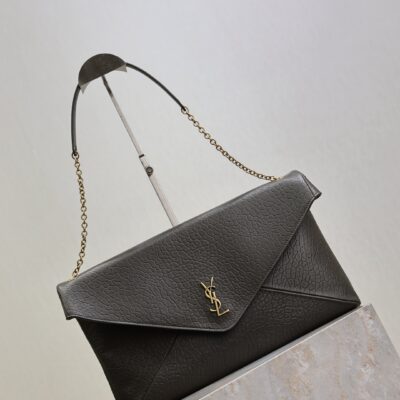 YSL 25S CASSANDRE ENVELOPE MESSENGER 35 IN LIGHT MUSK LAMBSKIN GOLD HARDWRE