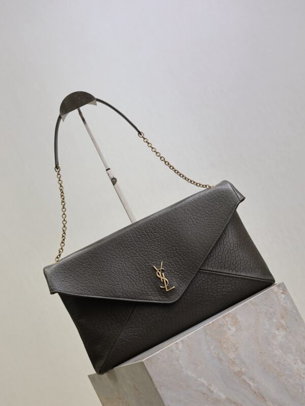 YSL 25S CASSANDRE ENVELOPE MESSENGER 35 IN LIGHT MUSK LAMBSKIN GOLD HARDWARE