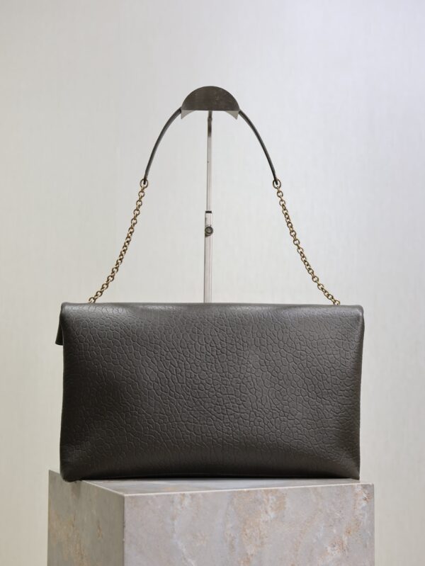 YSL 25S CASSANDRE ENVELOPE MESSENGER 35 IN LIGHT MUSK LAMBSKIN GOLD HARDWARE