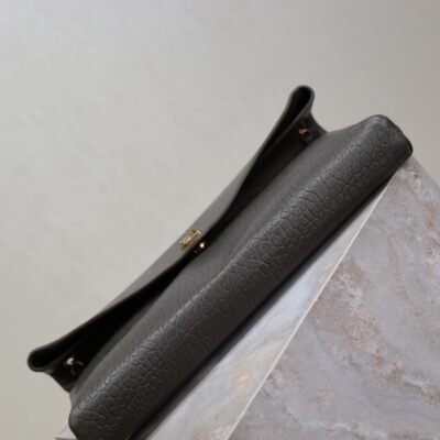 YSL 25S CASSANDRE ENVELOPE MESSENGER 35 IN LIGHT MUSK LAMBSKIN GOLD HARDWRE