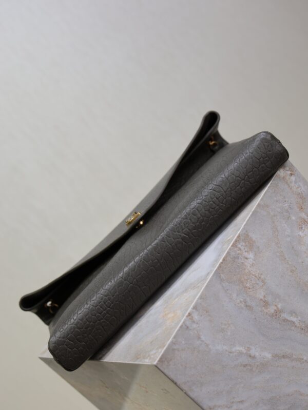 YSL 25S CASSANDRE ENVELOPE MESSENGER 35 IN LIGHT MUSK LAMBSKIN GOLD HARDWARE