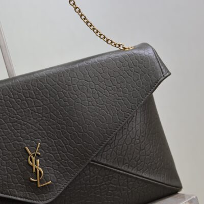 YSL 25S CASSANDRE ENVELOPE MESSENGER 35 IN LIGHT MUSK LAMBSKIN GOLD HARDWARE