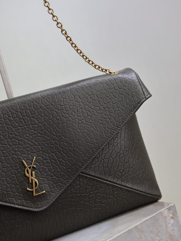 YSL 25S CASSANDRE ENVELOPE MESSENGER 35 IN LIGHT MUSK LAMBSKIN GOLD HARDWARE