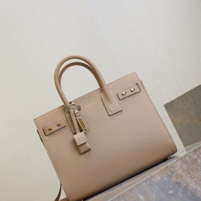 YSL 25S SAC DE JOUR GM 32 IN DARK BEIGE SUPPLE GRAINED CALFSKIN