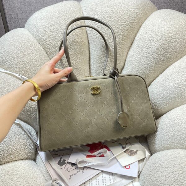 img_0a644df0_20260520_i1779252648702_5934_0_1_jpg CHANEL 26S TOP HANDLE BAG MEDIUM 35 IN LIGHT OLIVE GREEN QUILTED SUEDE AND CALFSKIN GOLD HARDWARE