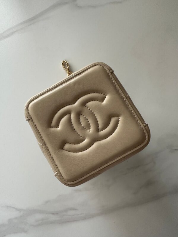 img_0b9f920c_20260622_i1782107172483_7455_0_2_jpg CHANEL 26S MINI BUCKET BAG 18 IN BEIGE QUILTED CALFSKIN GOLD HARDWARE
