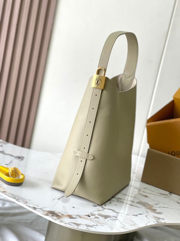 img_1578ca1d_20240924_a1727113798438_2475_jpg LOW KEY HOBO MM 35 IN CLAY SMOOTH CALFSKIN