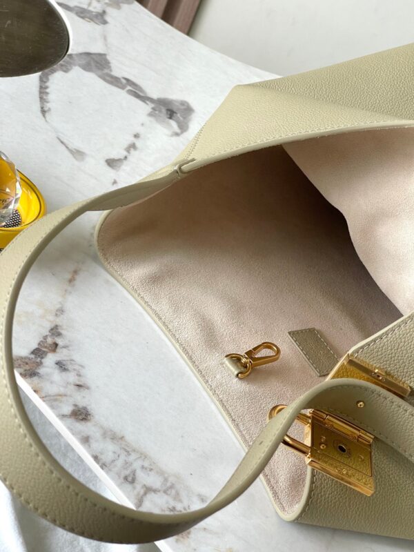 img_1578ca1d_20240924_a1727113801134_1232_jpg LOW KEY HOBO MM 35 IN CLAY SMOOTH CALFSKIN
