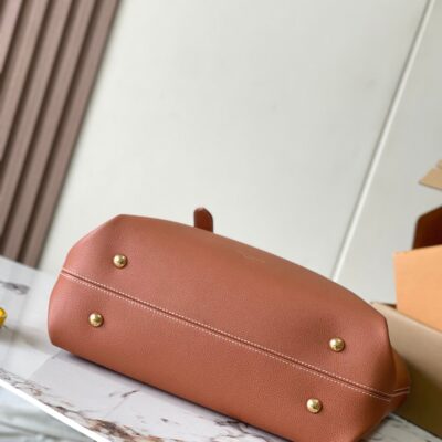 img_1578ca1d_20240925_a1727255946457_2778_jpg LOW KEY CABAS 47 IN SASSY SALMON GRAINED CALFSKIN GOLD BUCKLE